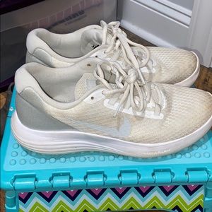 N I K E TENNIS SHOES